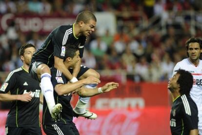 Crisitano Ronaldo, Pepe, Marcelo y Xabi Alonso celebran uno de los cuatro goles del delantero portugués.
