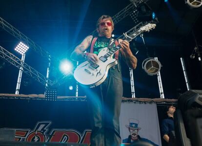 El cantante de Eagles of Death Metal, Jesse Hughes, durante su actuación en el DCODE Festival de Madrid.