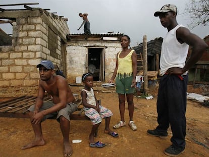 Una familia cubana, frente a su casa destruida por los huracanes Gustav e Ike.