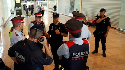 Mandos de la Policía Nacional y los Mossos en el aeropuerto de El Prat antes de la llegada de los manifestantes en las protestas de 2019.