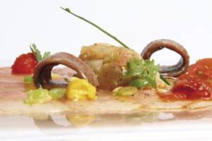 Fotografía facilitada por la editorial Surmavisión de un carpaccio de atún del Cantábrico con anchoas de Santoña y vinagreta de cebolleta fresca con piñones, una de las recetas que el cocinero Fernando Sáinz de la Maza, del restaurante El Serbal (Santander) comparte en el libro "5 tipos con estrella", y con la que él y otros cuatro chefs de la provincia que lucen estrella Michelin pretenden divulgar la gastronomía cántabra.