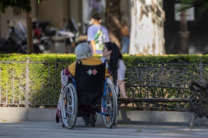 Una persona mayor en silla de ruedas en Sevilla.