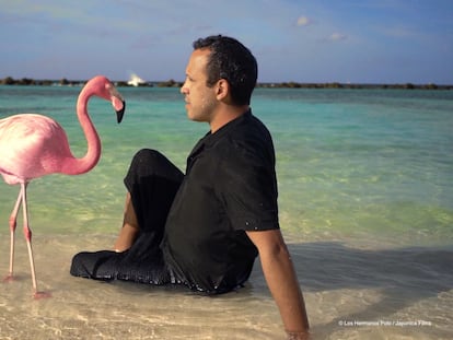 Rigo Pex junto a un flamenco rosa en un fotograma del documental 'The Mystery of the Pink Flamingo'.