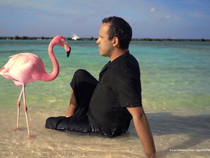 Rigo Pex junto a un flamenco rosa en un fotograma del documental 'The Mystery of the Pink Flamingo'.