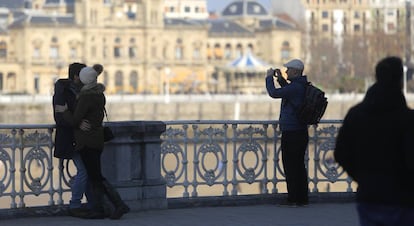 Unos turistas se fotografían en San Sebastián.