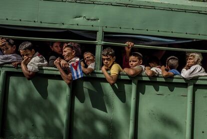 Imagem ganhadora do primeiro prêmio World Press Photo na seção História da categoria Vida Cotidiana, tirada pelo fotógrafo chileno do jornal The New York Times, Tomás Munita. A foto mostra um ônibus com estudantes cubanos após participarem do cortejo fúnebre com os restos de Fidel Castro em Las Tunas (Cuba).