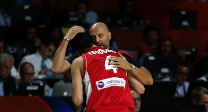Djorjevic abraza a Teodosic durante la final