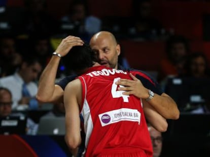 Djorjevic abraza a Teodosic durante la final