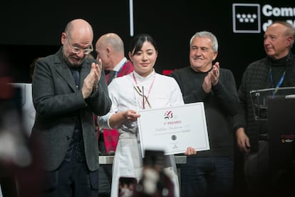 Noelia Tomogoshi, de la pastelería MonroeBakes, en Getafe, recibe el reconocimiento a pastelero revelación de Madrid Fusión, este miércoles.
