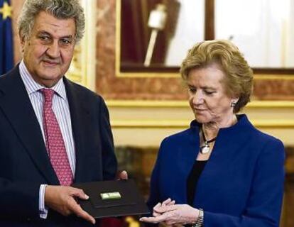 La Defensora de Pueblo, Soledad Becerril, con el anterior presidente del Congreso, Jesús Posada