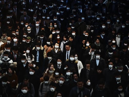 Trabalhadores na estação de trem de Tóquio (Japão).