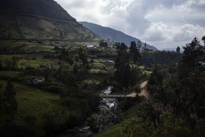 Vista de las montañas alrededor de Silvia, población del Departamento del Cauca (cuya capital es Popayán), una zona de paisaje idílico y 'quebrado', según denominación local, muy castigada por la violencia, donde es mayoritaria la etnia misak. Estos indígenas suman unos 22.000 habitantes (de los 35.000 que tiene la localidad) y conviven aquí con la etnia páez, la ambalueña, la quizgueña, la población campesina y mestiza. Viven en el resguardo de Guambía cercano, por eso son también denominados guambianos. Los nativos poseen autonomía para gestionar los asuntos administrativos y jurídicos en su territorio (resguardo). Silvia es el tercer municipio en Colombia con la más alta población indígena, siendo superada solo por dos: Riosucio en Caldas y Uribia en La Guajira.