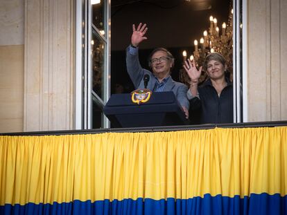 El presidente colombiano Gustavo Petro junto a su esposa Verónica Alcocer en el balcón del palacio presidencial, este lunes.