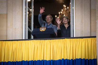 El presidente colombiano Gustavo Petro junto a su esposa Verónica Alcocer en el balcón del palacio presidencial, este lunes.