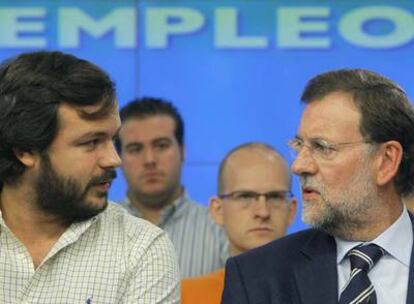 Mariano Rajoy (a la derecha), junto a Nacho Uriarte, presidente de Nuevas Generaciones, en la clausura de un acto ayer.