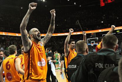 Pero Antic celebra la victoria ante Lituania en los cuartos de final del Europeo de Baloncesto.