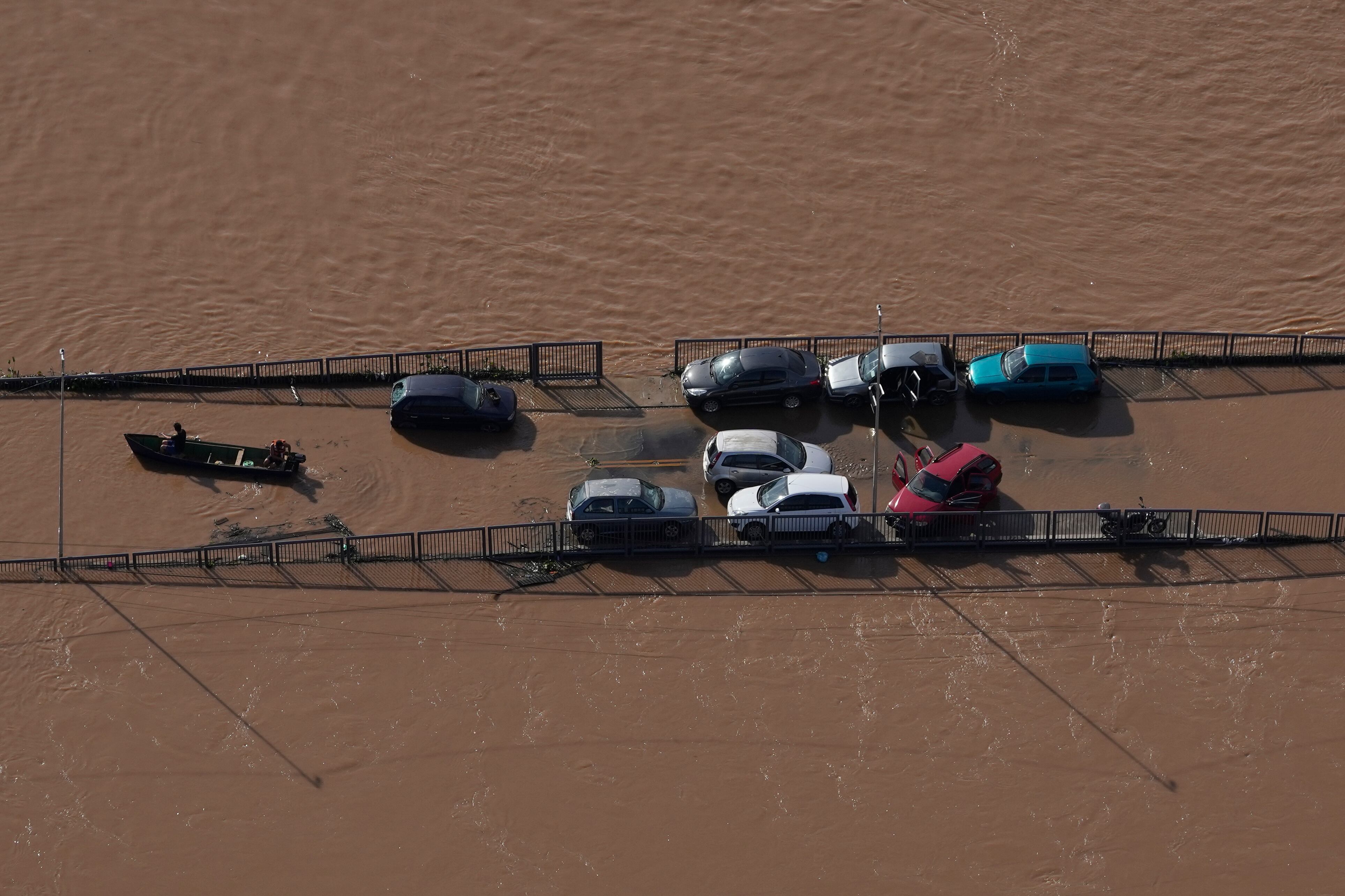 Varios vehículos rodeados por el agua en una área inundada en Porto Alegre, el 8 de mayo. 