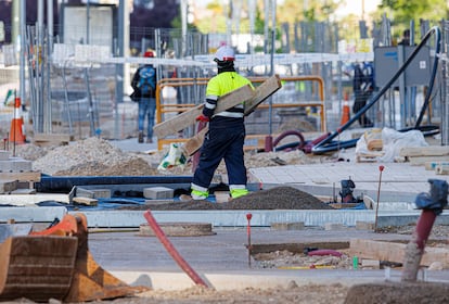 Trabajadores de la construcción en Zaragoza, el pasado 6 de mayo.