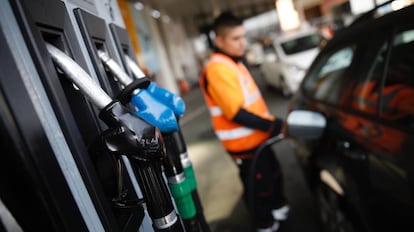 Un empleado en una gasolinera de Madrid.