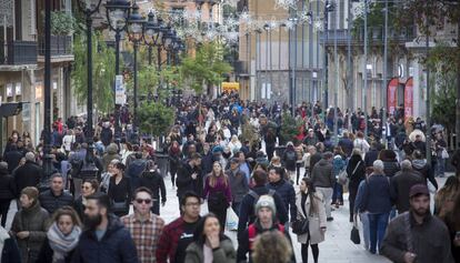 Vianants passegen per Barcelona.