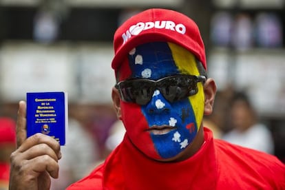 A supporter of Venezuelan President Nicolás Maduro demonstrates against opposition leader Henrique Capriles, in Los Teques, Miranda State.