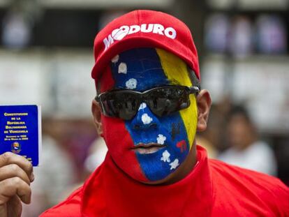 A supporter of Venezuelan President Nicol&aacute;s Maduro demonstrates against opposition leader Henrique Capriles, in Los Teques, Miranda State.