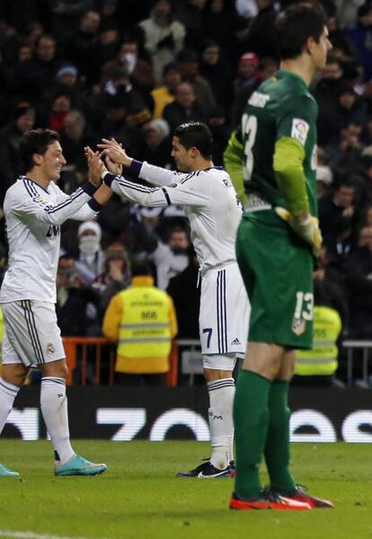 Özil y Cristiano festejan el segundo tanto ante Courtois.