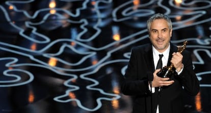 Alfonso Cuar&oacute;n recoge el Oscar a mejor director. 