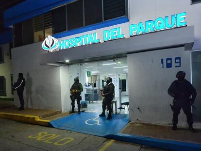 La madrugada del 4 de noviembre, autoridades de Salud y de la Fiscalía de Durango frente al Hospital del Parque, asegurado por denuncias de contagios de meningitis.