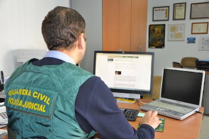 Un agente de la Guardia Civil durante una investigación de pornografía infantil.