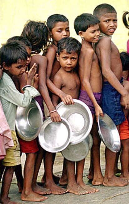 Una fila de niños aguarda comida tras las inundaciones de 1998 en la India.