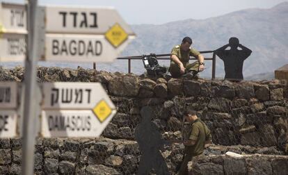 Soldados israelíes desplegados en los Altos del Golán, en el límite con Siria.