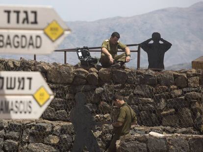 Soldados israelíes desplegados en los Altos del Golán, en el límite con Siria.