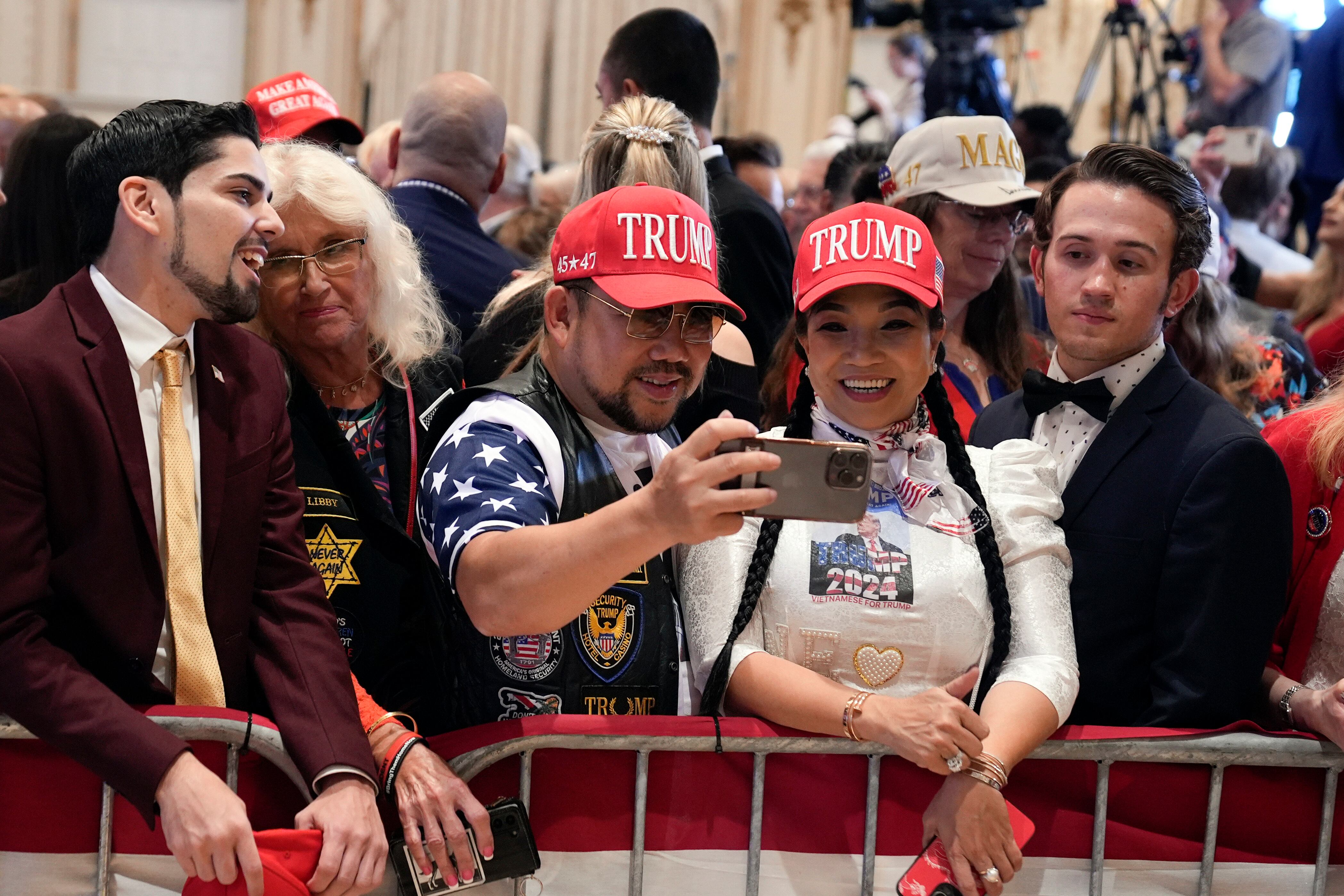 Partidarios de Donald Trump esperan el discurso del expresidente en Mar-a-Lago en Palm Beach (Florida).