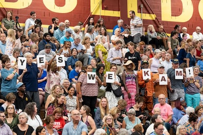 Unos asistentes a un acto de campaña de Kamala Harris sostienen letras que forman la frase 'Yes, We Kam!', el 23 de julio de 2024 en la Central High School de West Allis (Wisconsin).