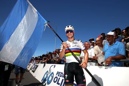 Remco enarbola la bandera argentina en la salida de una etapa.