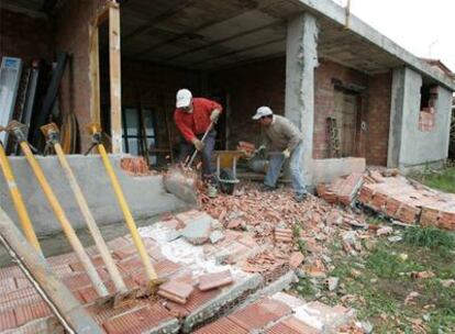 Miguel Briones golpea un muro de su casa situada en Las Pitas.
