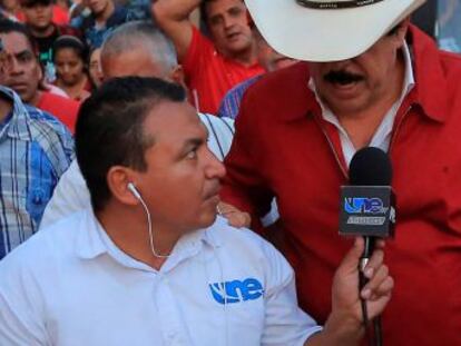 El reportero narraba una manifestación cerca de la Casa Presidencial en Honduras