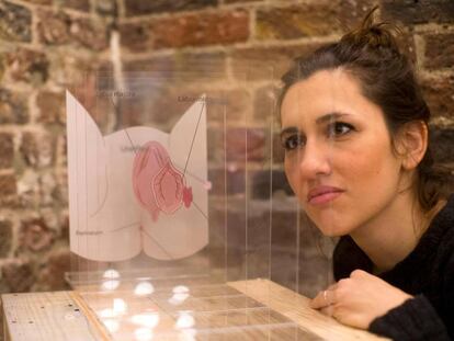 Una mujer mira una obra expuesta en el nuevo Museo de la Vagina de Londres. 