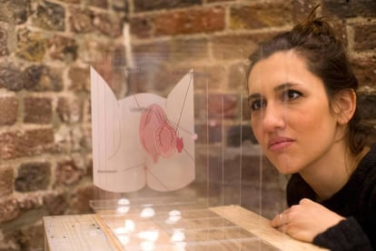 Una mujer mira una obra expuesta en el nuevo Museo de la Vagina de Londres. 