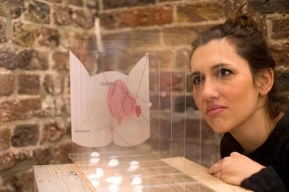 Una mujer mira una obra expuesta en el nuevo Museo de la Vagina de Londres.