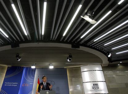 El presidente del Gobierno, José Luis Rodríguez Zapatero, se dirige a la prensa, tras la reunión mantenida ayer con los representantes de empresarios y sindicatos para presentarles la propuesta de reforma laboral.