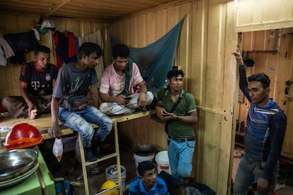 <p>Nur, de 27 años (en el centro), habla con otro trabajador rohingya en el contenedor que comparte con siete trabajadores de la comunidad rohingya. Se encuentran entre muchos trabajadores que construyen un condominio con varios cientos de unidades de alta gama en el distrito Bayan Lepas de Penang, Malasia. </p>