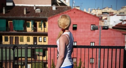 Mar&iacute;a, en la terraza de un restaurante de Lavapi&eacute;s.