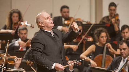 Daniel Barenboim y la Orquesta West-Eastern Divan, en Granada, en 2015.