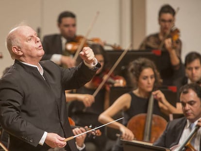 Daniel Barenboim y la Orquesta West-Eastern Divan, en Granada, en 2015.