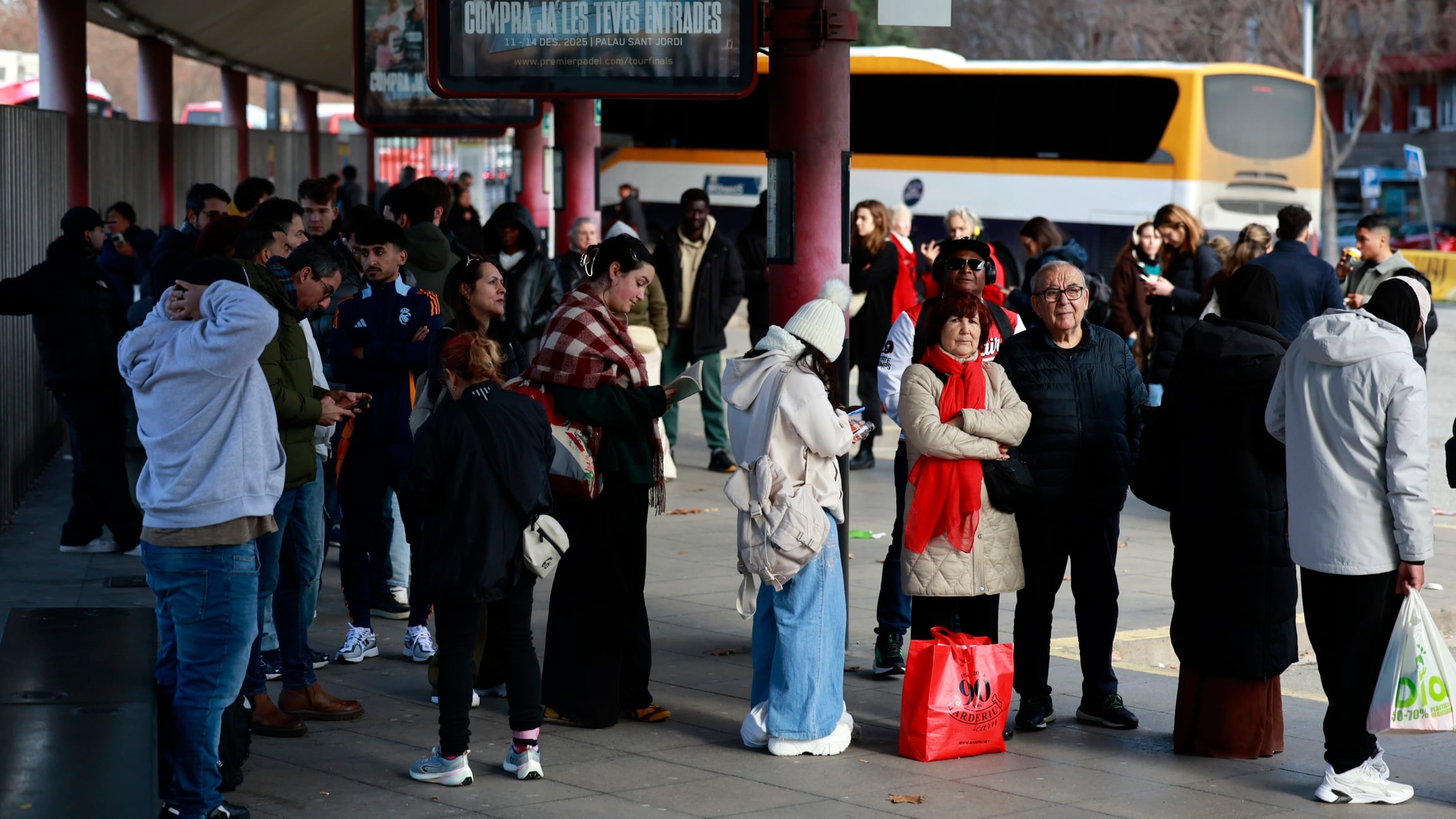 Viajeros hacen cola para acceder a un autobús en la estación de Fabra i Puig para viajar a Granollers por el paro del servicio de Rodalies.