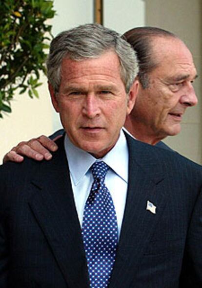 El presidente francés, Chirac, agarra por el hombro al presidente de Estados Unidos, Bush, en la cumbre de Evian.