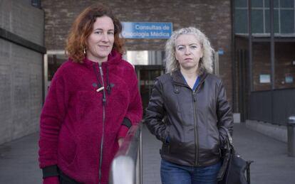 Ana Toribio y Milagros Pérez ante el Hospital Ramón y Cajal.