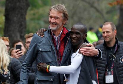 Jim Ratcliffe, a la izquierda, abraza a Kipchoge tras el maratón.